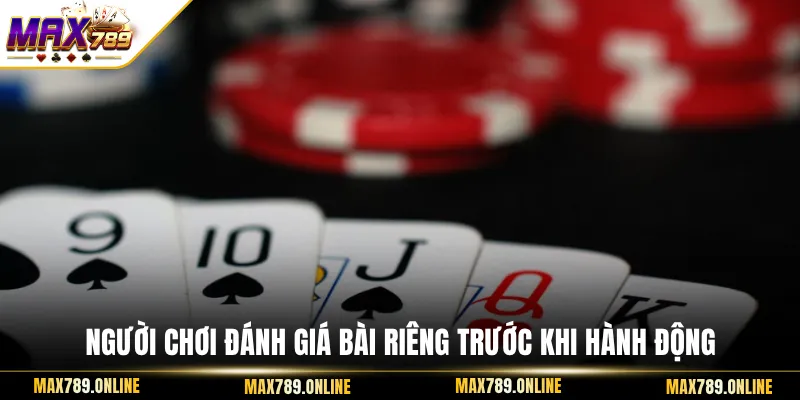 Người chơi đánh giá bài riêng trước khi hành động